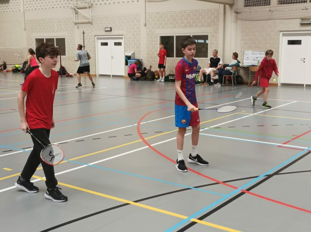 Jeugd die badminton spelen bij BC De Valkaart te Oostkamp tijdens de badmintontraining