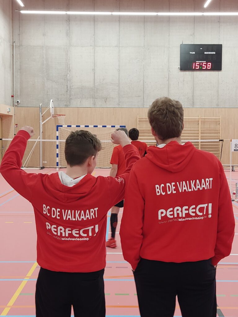 Badmintonspelers jong en oud van de badmintonclub van Oostkamp op toernooi