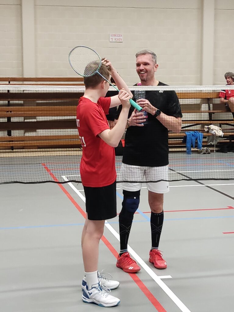 Badminton spelen tijdens de zomer bij BC De Valkaart in Oostkamp