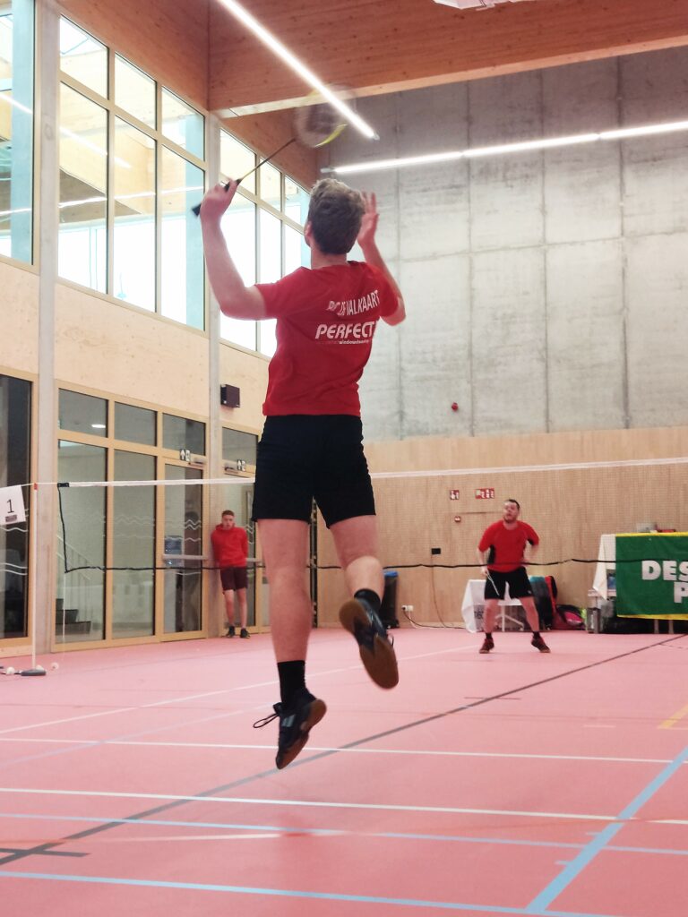 Badmintonspeler van BC De Valkaart te Oostkamp op badmintontoernooi