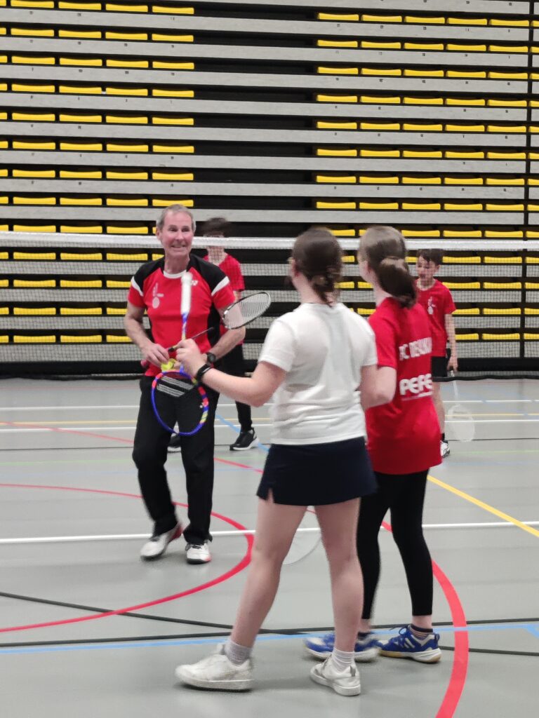 Jeugd die badminton spelen bij BC De Valkaart te Oostkamp tijdens de badmintontraining