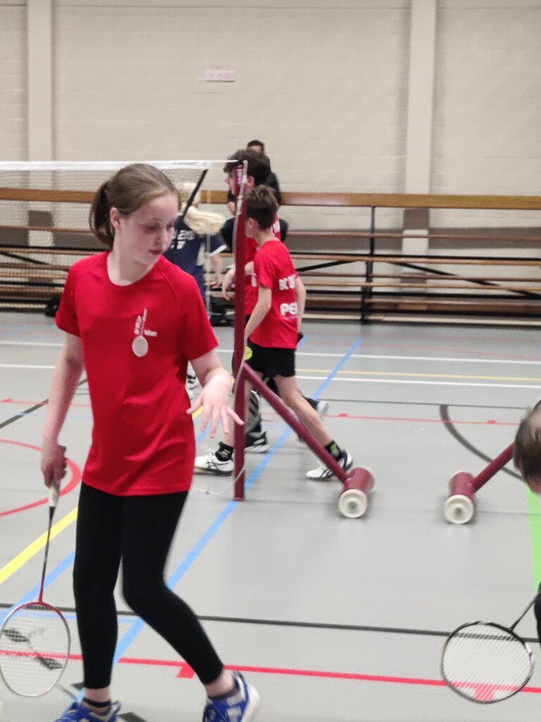 Jeugd die badminton spelen bij BC De Valkaart te Oostkamp tijdens de badmintontraining